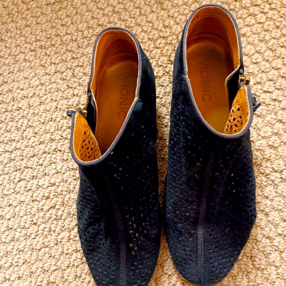 Vionic perfed black booties